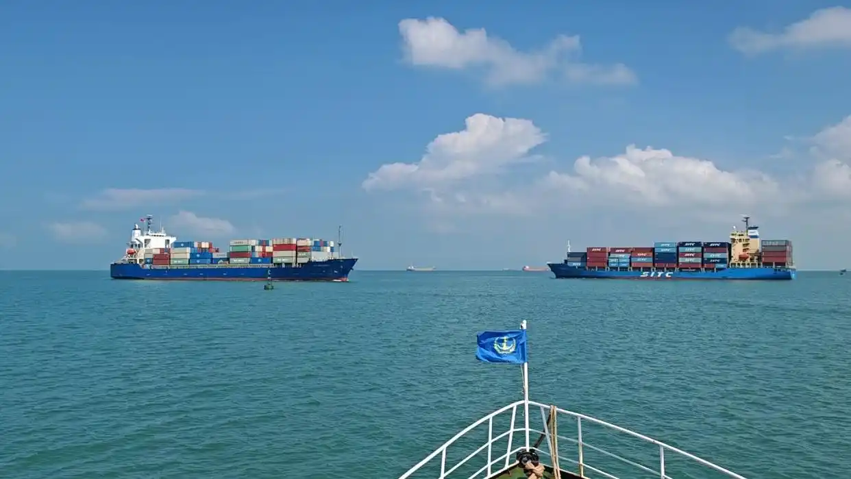 洋浦港实现万吨级船舶双向通航，货物周转效率显著提升