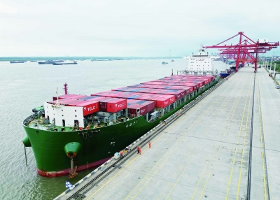 南京港乐成靠泊最大内贸集装箱船 "江远集2"轮，，为客户带来全新物流体验