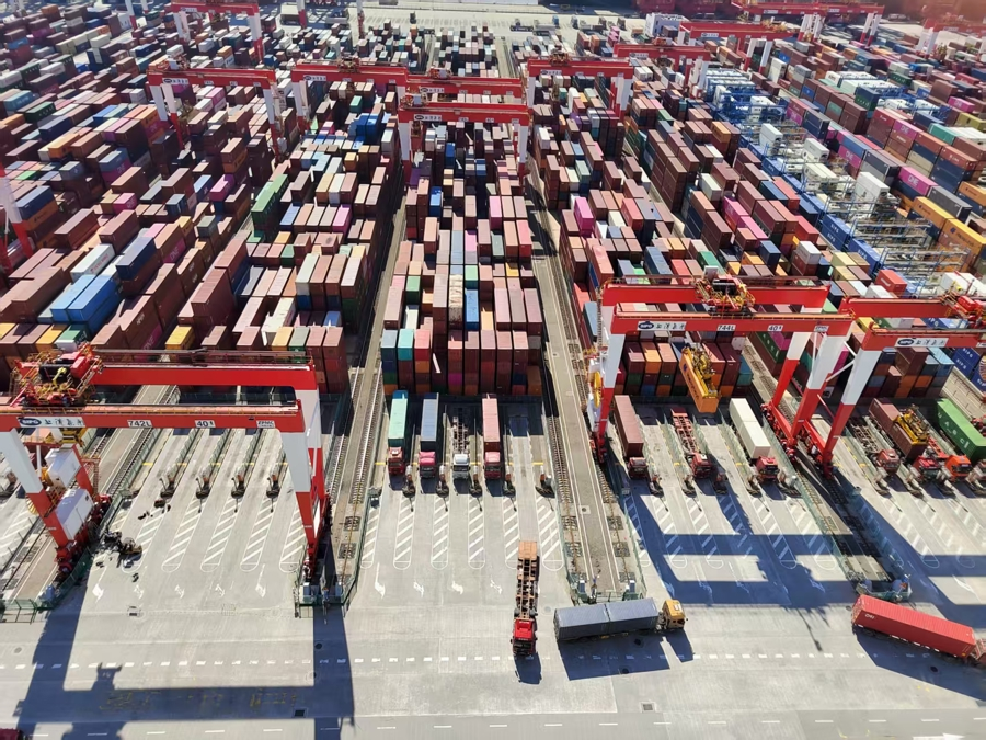 洋山港吞吐量立异高，，上海港稳居全球第一彰显外贸“硬实力”