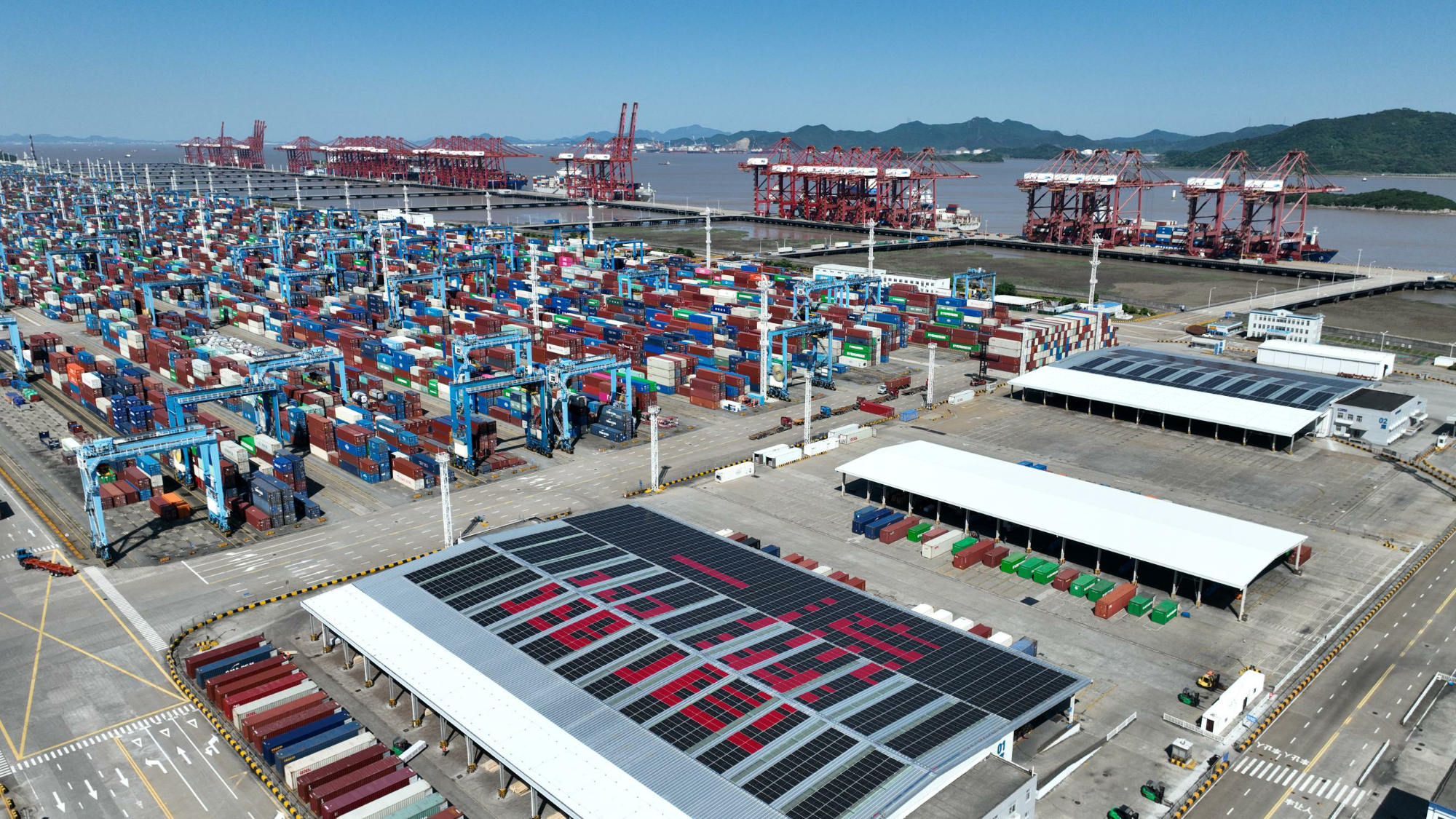 宁波舟山港2025年集装箱吞吐量突破3000万标箱，，创历史新高